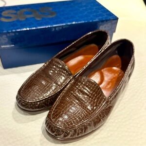 SAS Tripad Womens Brown Loafers Patent  Crocodile Print Shoes -used once.